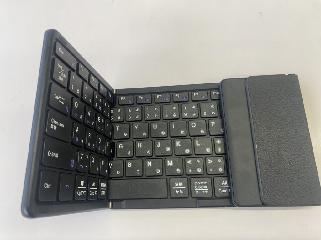 ①Omikamoのキーボードを開いている様子