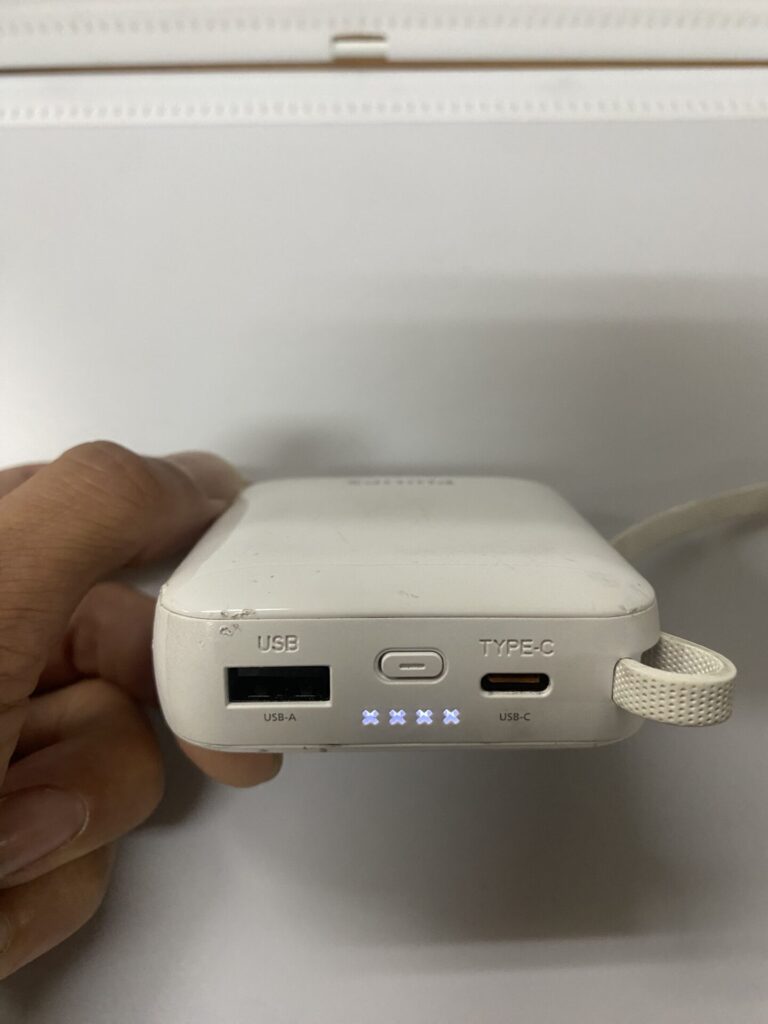 ケーブル内蔵型のモバイルバッテリー(差込口)