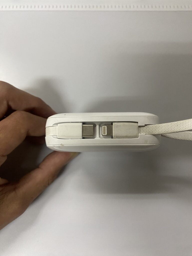 ケーブル内蔵型のモバイルバッテリー(端子位置の様子)