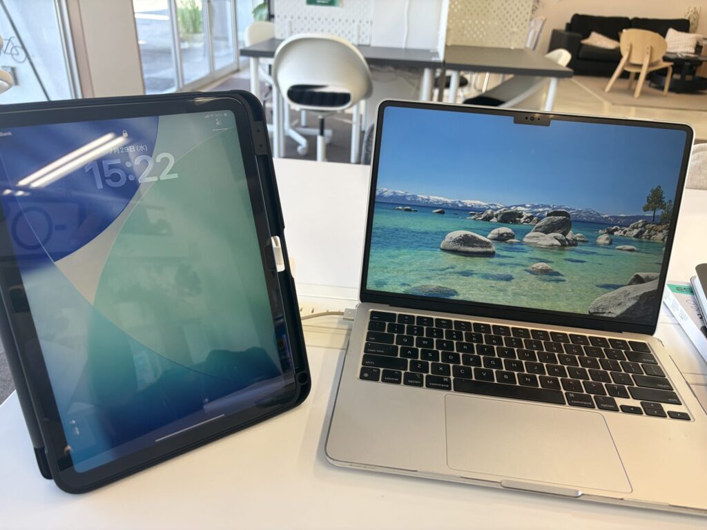 無印iPad A16とMacBook Airを机に並べた作業環境
